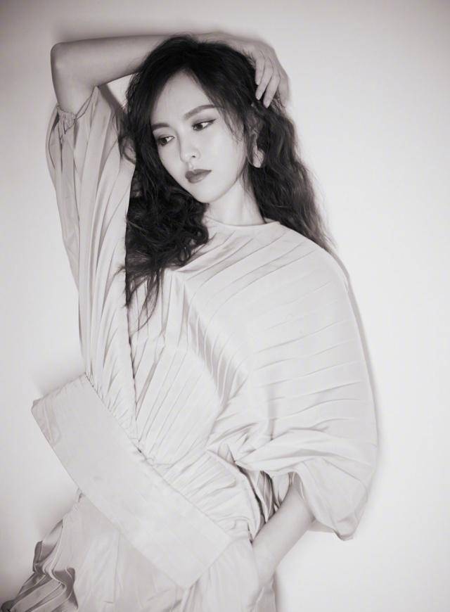唐嫣婚后首拍美照,"展现气质,优雅,知性,美貌"四美于一身_经历_魅力