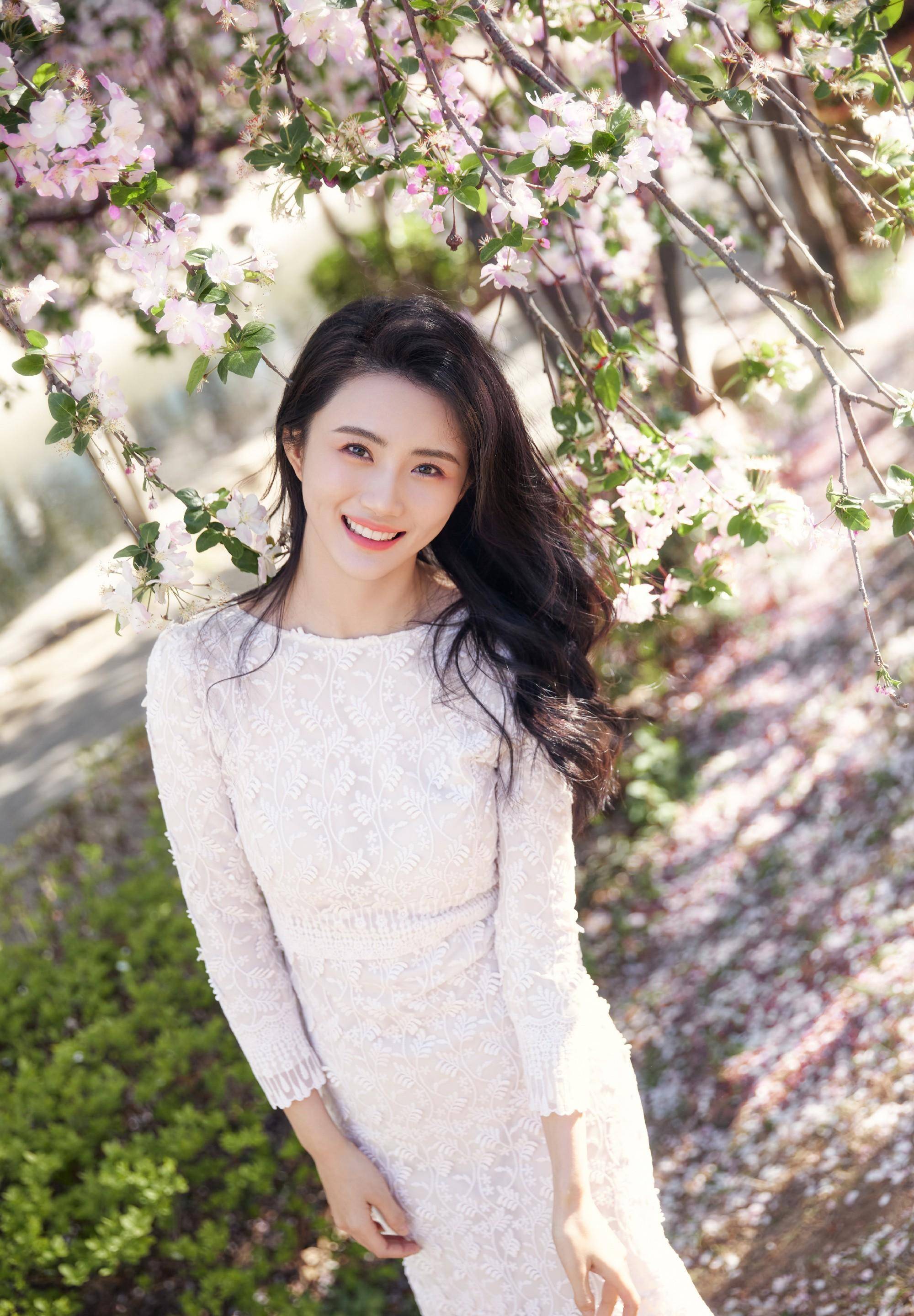 今天的话题是90后女演员赵昕春日花语的大片.