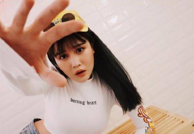 赵本山小女儿球球出门带八个保镖,大女儿生活朴素_父亲_赵一涵_时候