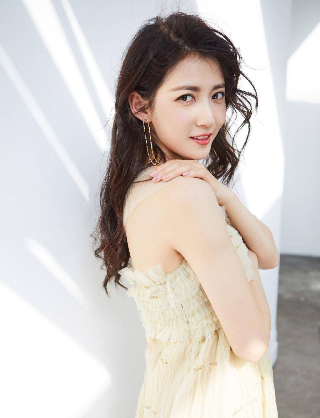 她是唐嫣旗下最火的小花,穿轻纱吊带裙秀香肩美背,娇嫩不输老板_陈钰