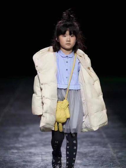 天天晒4岁妹妹走秀大片妹妹淡定走秀气场全开_zoe_账号_社交