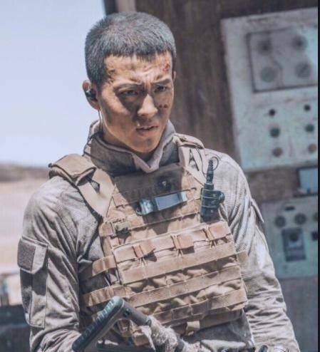 他曾是一名舞者,凭借《蓝色骨头》首次亮相,出演《新世界》走红_徐天