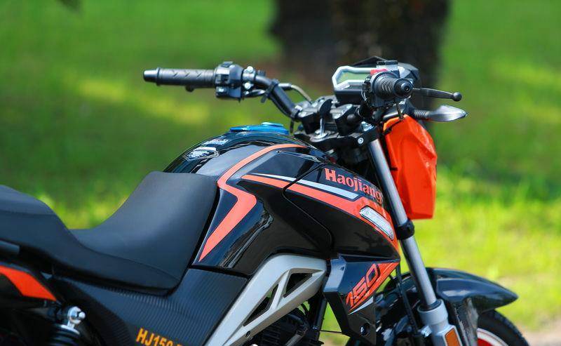 作为一个老品牌,豪江hj150-7a炫影有着一定的基础与实力,在外观设计