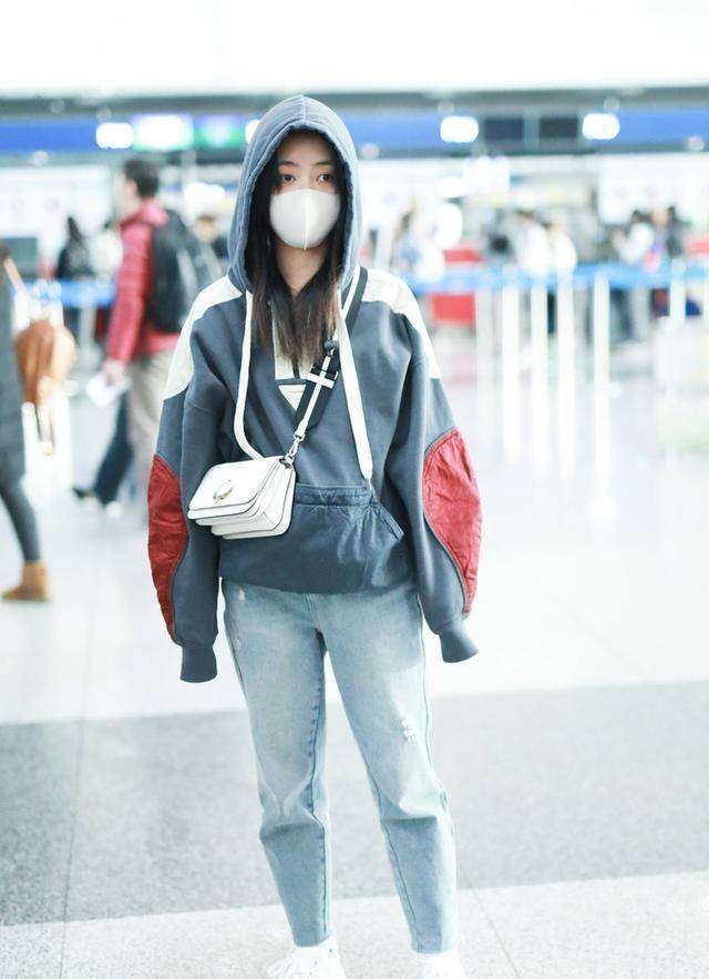 谭松韵素颜走机场,穿绿色棉服不怕冷,衣服太大显娇小_小伙伴_身材