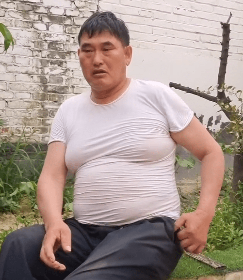 大衣哥天热下河游泳,河水浑浊不堪难下脚,网友:给陈萌抓鱼补身_因为
