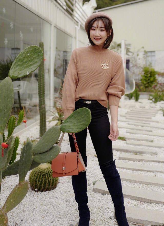 《我家那闺女》中途退出,今挺孕肚穿婚纱,同框老公好甜蜜_何雯娜_牛仔