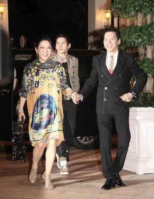 向华强实力有多大?豪华座驾1200万坐满保镖,纵横港圈无人敢惹!