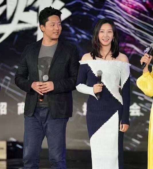 凌潇肃双手护妻很甜蜜,唐一菲秒变娇羞小女人,满脸甜笑_线条_时尚