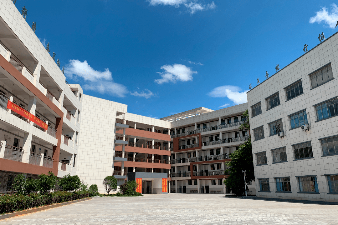 发扬"崇德尚真,博学求实"的校园文化精神,是赣州市首批"农村中学示范