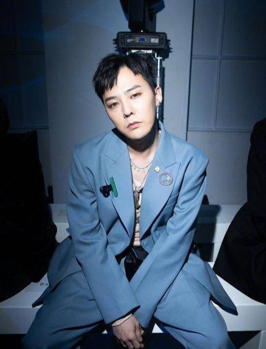 同一天穿蓝色西装:任嘉伦清爽帅气,权志龙又酷又拽,谁赢了_风衣_颜色