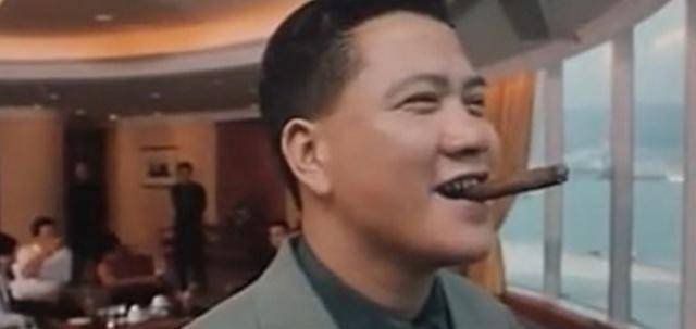 万梓良经常被网友拿来和吕良伟对比抽雪茄的明星,因为万梓良和吕良伟