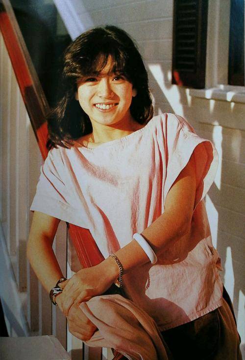 你见过绝美的中森明菜,但肯定没见过那个穿搭挺普通的她_时候_少女