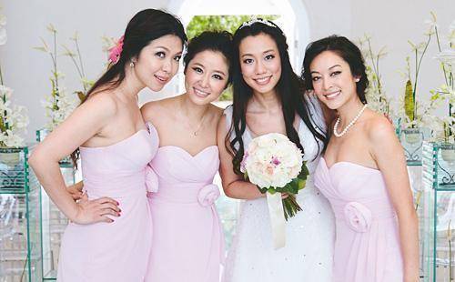 婚后一年吴辰君就怀上了第一个孩子,但因为胎位不正,第一个孩子是通过