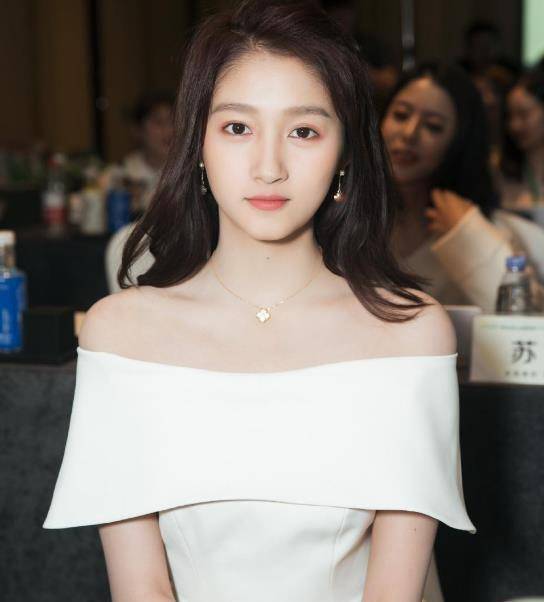 同妈不同命,关晓彤成了明星和鹿晗恋爱,亲姐却只能摆摊卖面_关晓珊