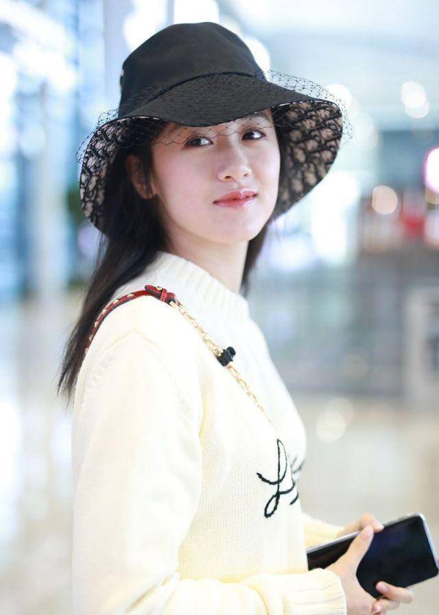 她演张艺兴老婆被观众熟知,今穿针织衫配皮裙,戴渔夫帽乖巧可爱