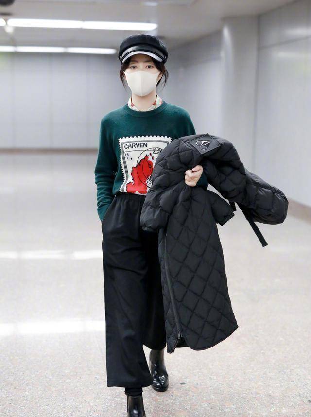 谭松韵双手插袖子大爷式御寒,配齐刘海大眼睛,真是萌翻了!