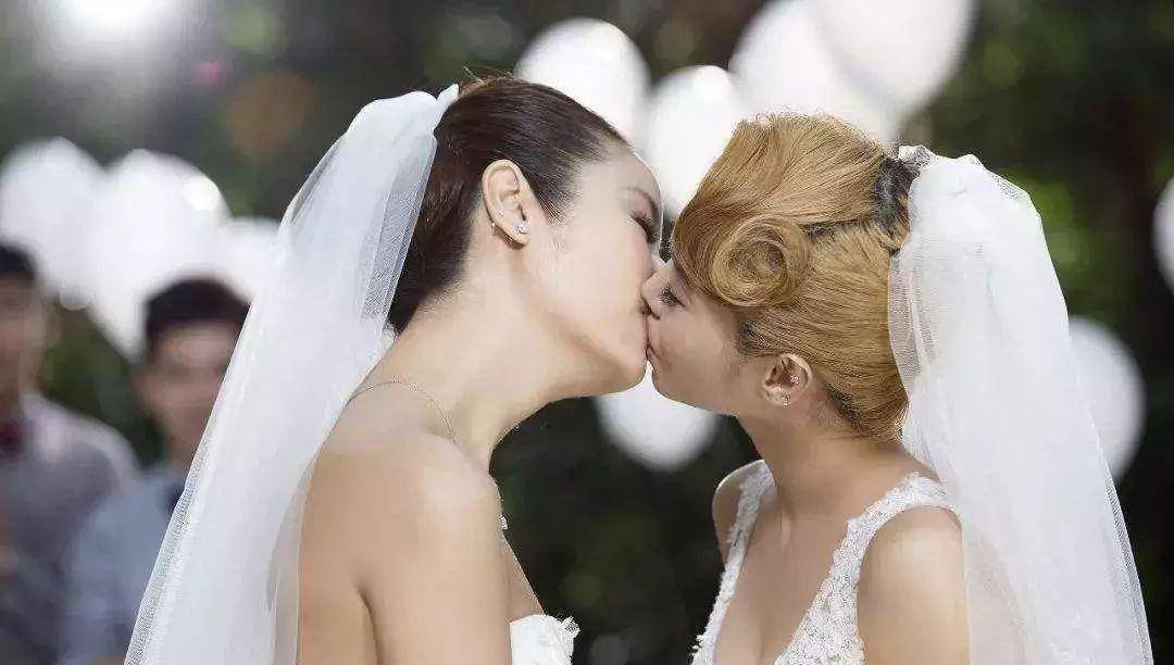 2014年的专辑《呸》,蔡依林通过《不一样又怎样》更进一步,和林心如献