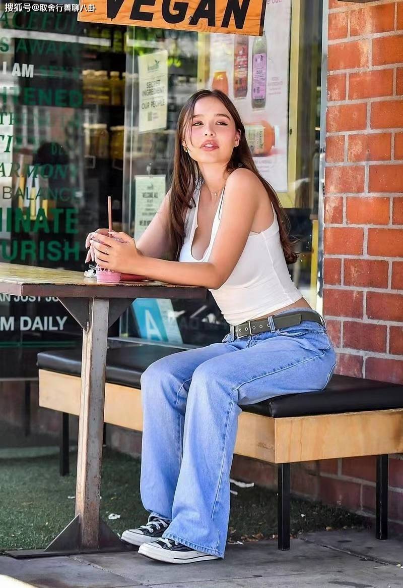 165女模苏菲·穆德晒街拍照,身穿白色紧身背心,双手撩发姿势迷人_网友