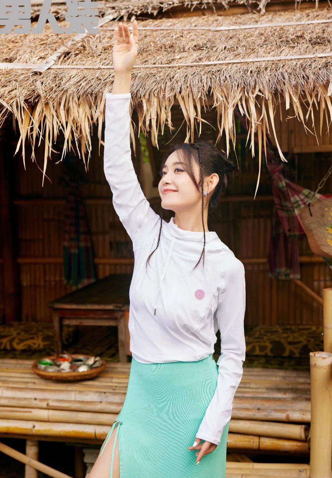 22岁蒋依依《男人装》五月封面,粉红色抹胸短火裙,饰演性感女郎_背心