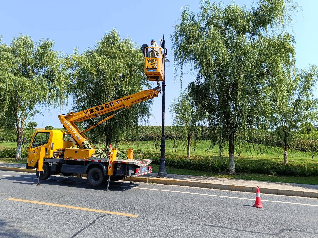 局路燈處一線各所處理了江華路,富康大道等10條道路照明線路故障12起