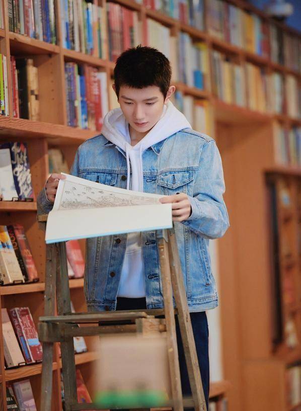 1米7身高轻松秀出大长腿_少年_一身_嗓音