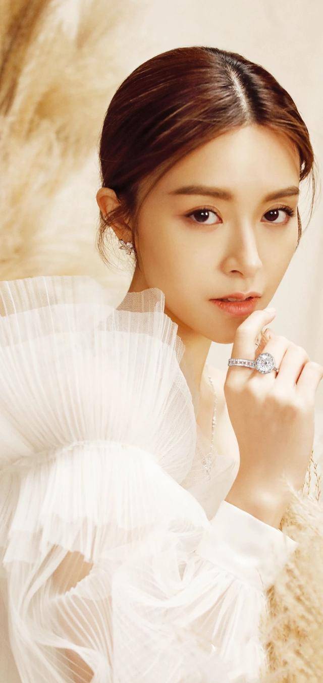 文咏珊的鼻子很小巧,鼻小柱略微下垂,显得人中短小,短人中显年轻,所以