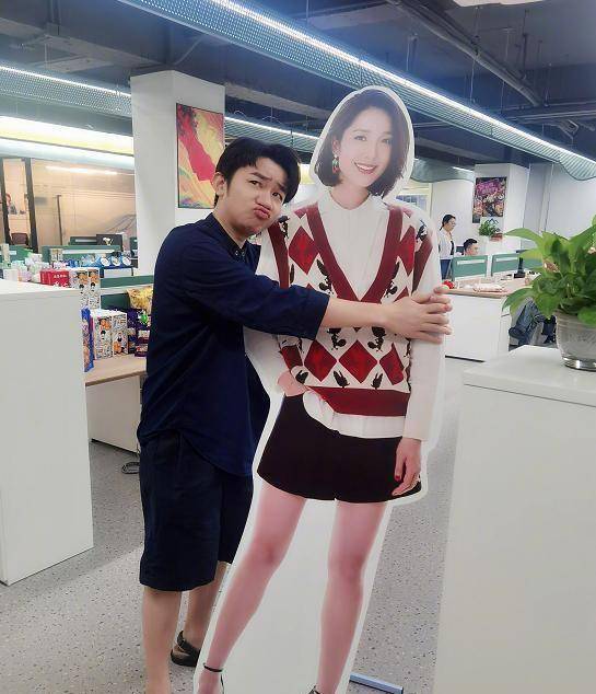 王祖蓝:树立顾家好男人形象,工作间隙抽时间陪老婆孩子打羽毛球_gabby