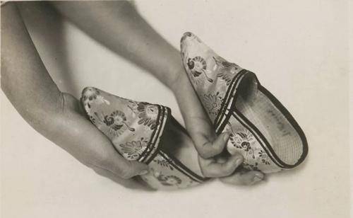 民国小脚夫人:靠小脚嫁富户,每次洗脚疼痛难忍,90年仅丈夫看过_女性