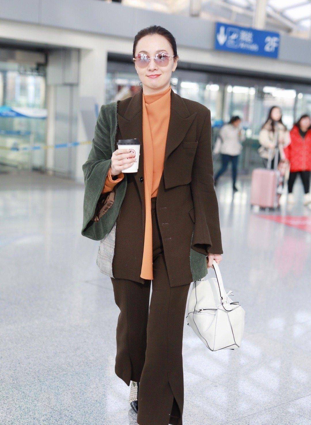 陶虹作品获奖心情好,走机场精致马尾配撞色外套,47岁不差少女感_气息
