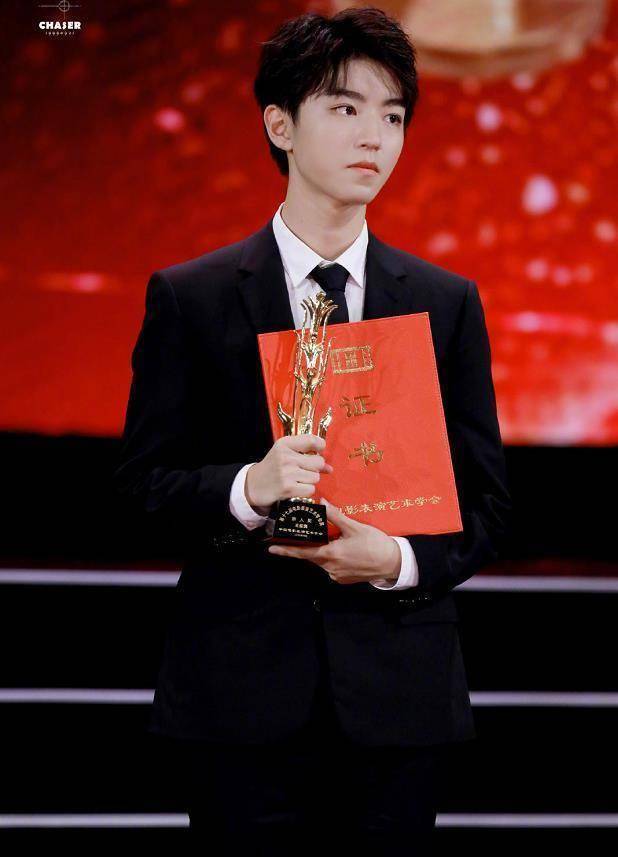 王俊凯谈父母被赞孝顺,有能力后直接让爸爸不要再开出租车_父亲_母亲