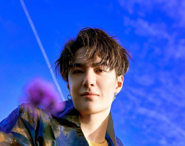 王一博杂志挑战"雀斑妆",穿宽松裤露腹肌,吐舌头被指太萌_成为了_网友