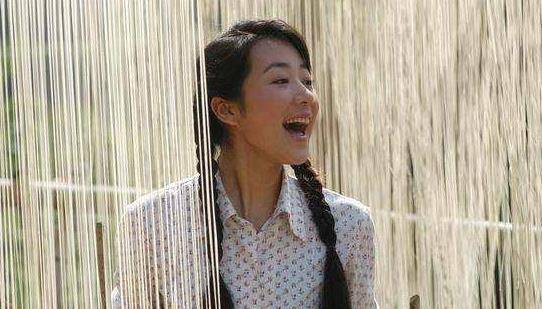 《错爱一生》中国呢的顾家慧,演得自然大方,将一位女青年的情怀演绎