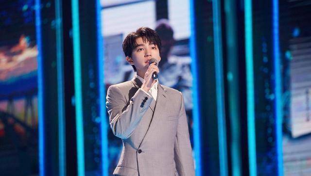 王俊凯演唱《少年》,表情管理成亮点,网友感慨:有敏涛姐那味了_林鸣