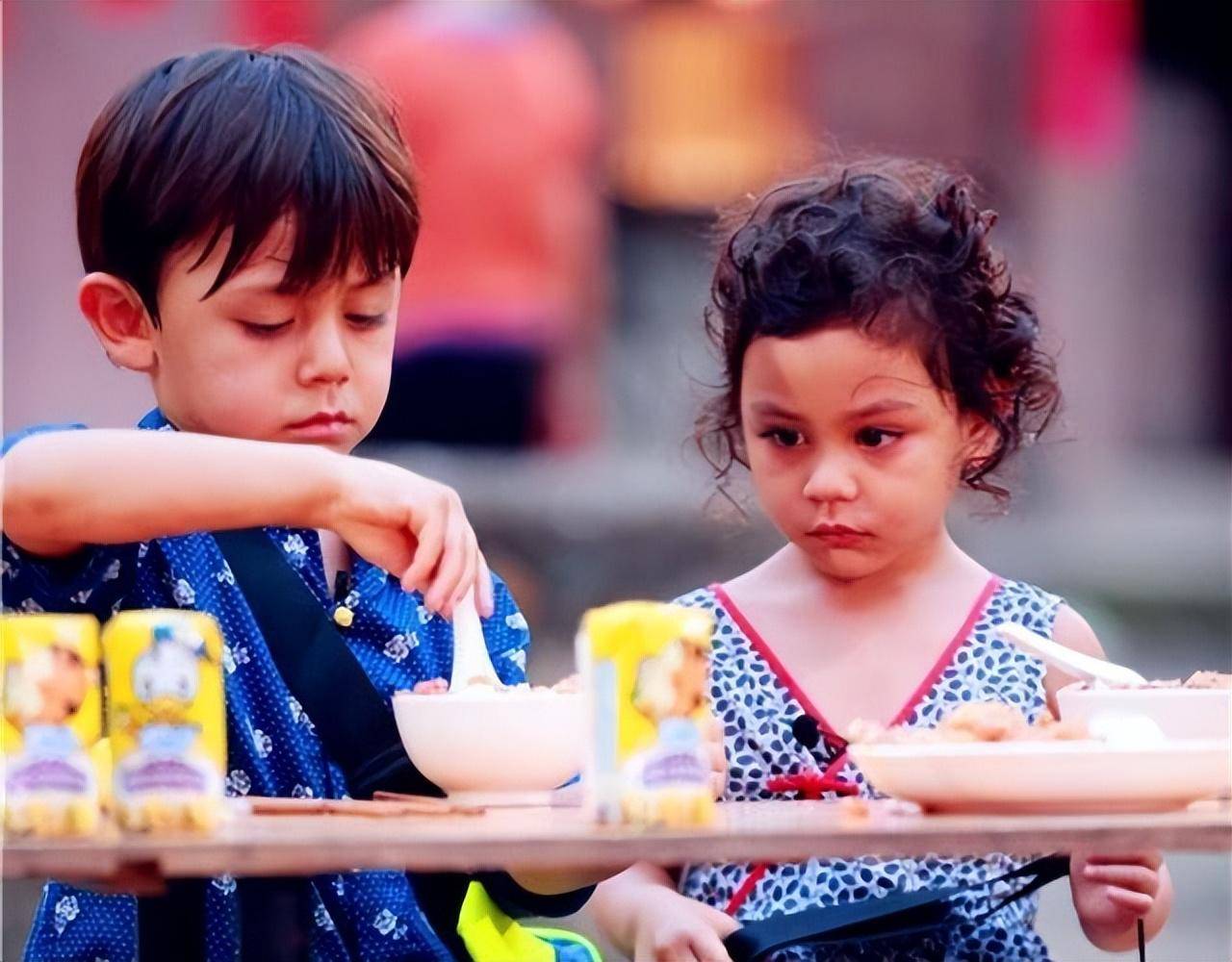 诺一霓娜街头吃烧烤,兄妹俩鞋子破旧不合脚,与路人合影超接地气_孩子