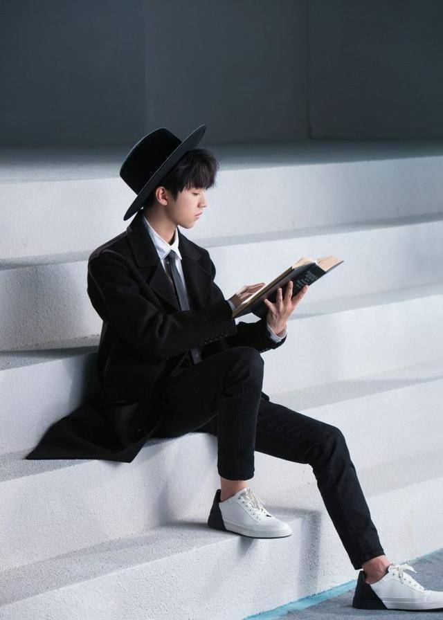 好像是公主抱,反正看着女生的手时搂着王俊凯的脖子,从背影看上去