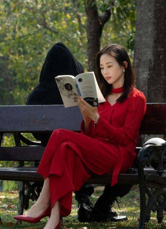 网剧《唐人街探案》开播,张钧甯演技真的绝了,红色穿搭为她加分_整体