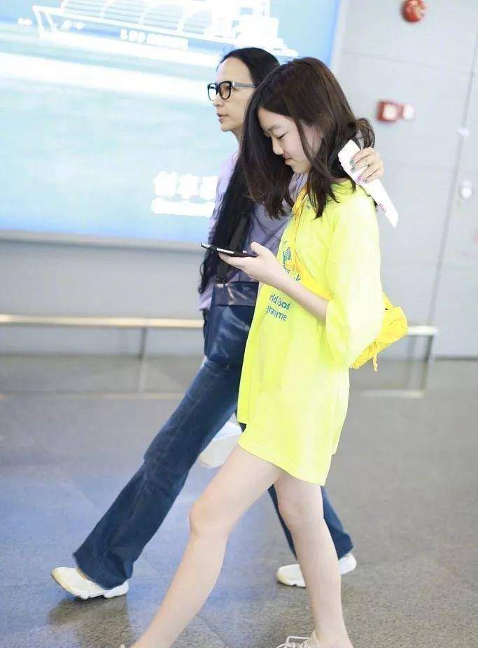 13岁的李嫣从照片上看和身旁的成年人身高差不多,看得出她的身高在