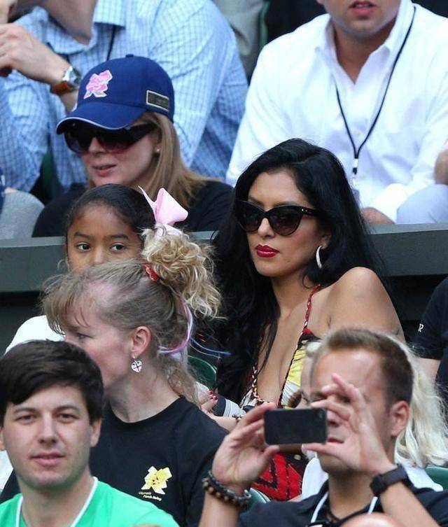 年轻时的瓦妮莎长得分外迷人,可谓就是邻家女孩和魅力女神的合体.