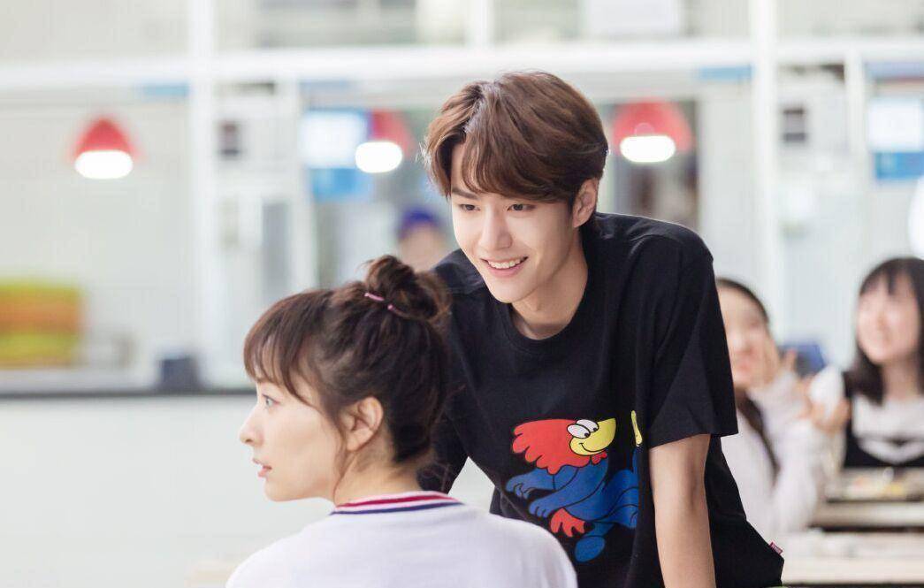 王一博吴昕首次合作,眼神温柔出奇般配,但双方私下态度很不一样_剧照