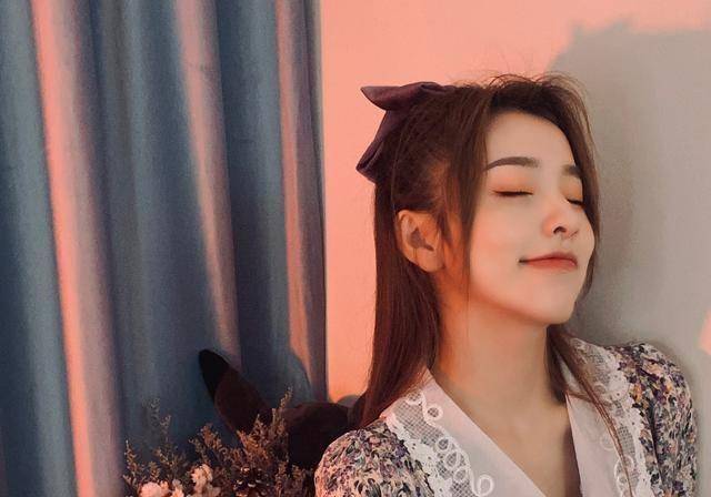 网红刘思瑶热度不减,被曝签约无忧娱乐,这是要走向娱乐圈?