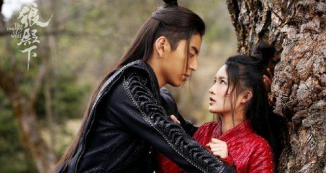 王一博原本是一本正经当"道具",不料李沁一个眼神让他瞬间出戏_角色