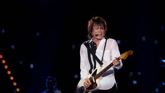 万人买票唱歌给伍佰听,是一种怎么样的幸福,伍佰流泪说明了一切_歌词