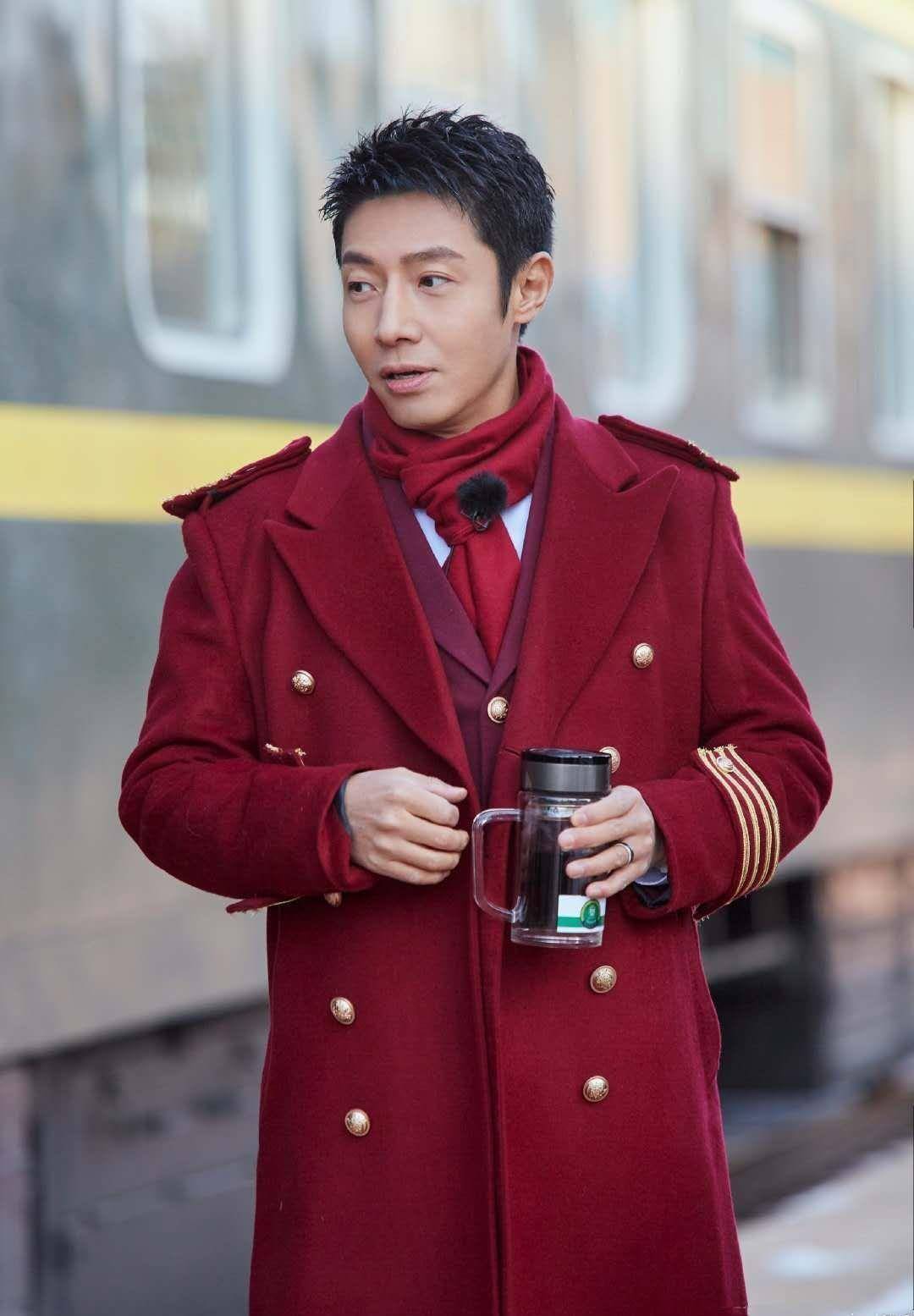 撒贝宁是个"反油腻"的男人:西装革履,层层叠叠的外套,46岁依旧很有型