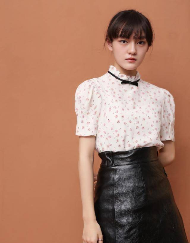 文淇换身衣服像变了个人,7千9的衬衫配a字裙,少女感全回来了_气质