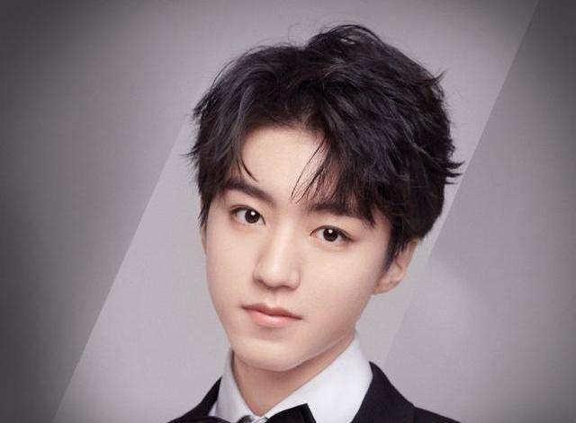 王俊凯演唱《生长》,带火了自己家的窗帘,被侃"c位出道"_直播_表演