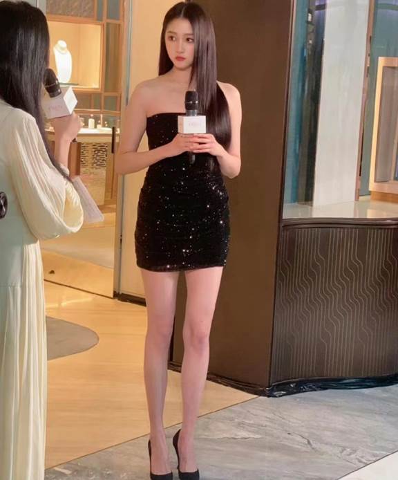 是谁挑选的衣服,甚至还有人说黑色显瘦在关晓彤身上完全没有展示出来