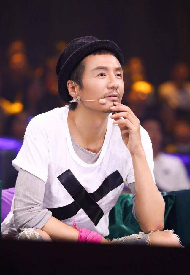 朴树身上依然有着通透的少年感,如他在《在木星》中唱的那样"天真作