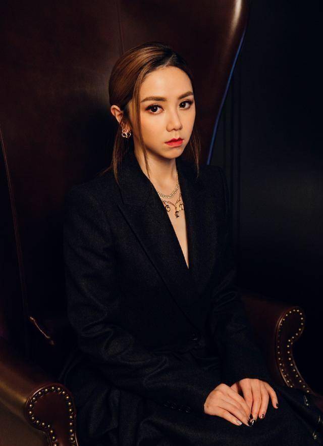 铁肺女神邓紫棋,独特西装裙霸气十足,减脂塑形效果极好_身体_双腿