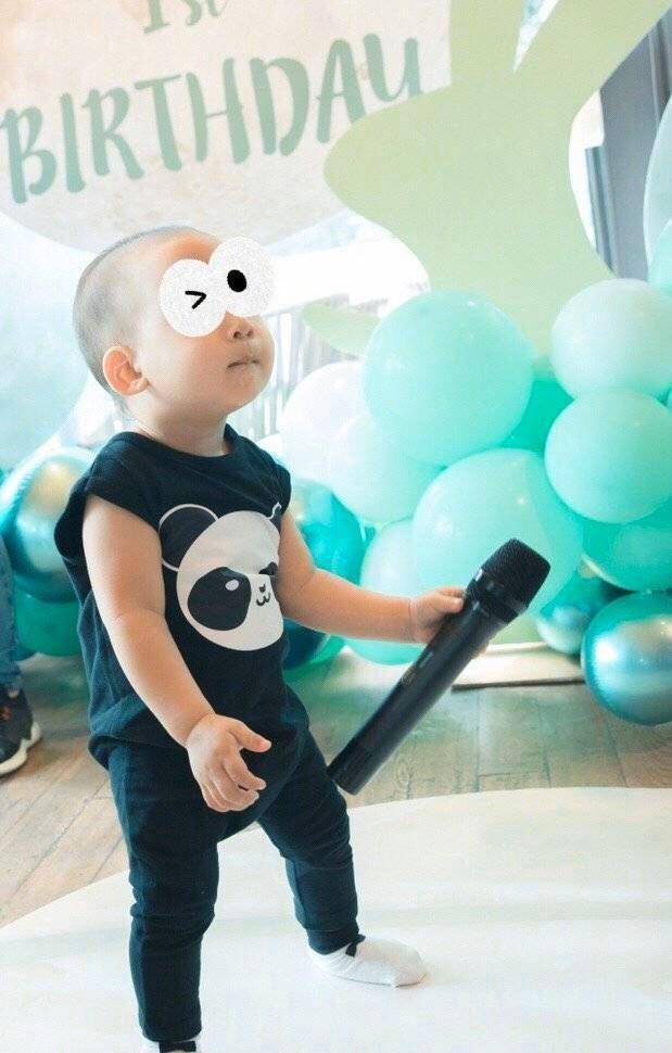 吴京老婆携儿子现身,5岁吴所谓潇洒性格太像爸,谢楠背影好年轻_西装