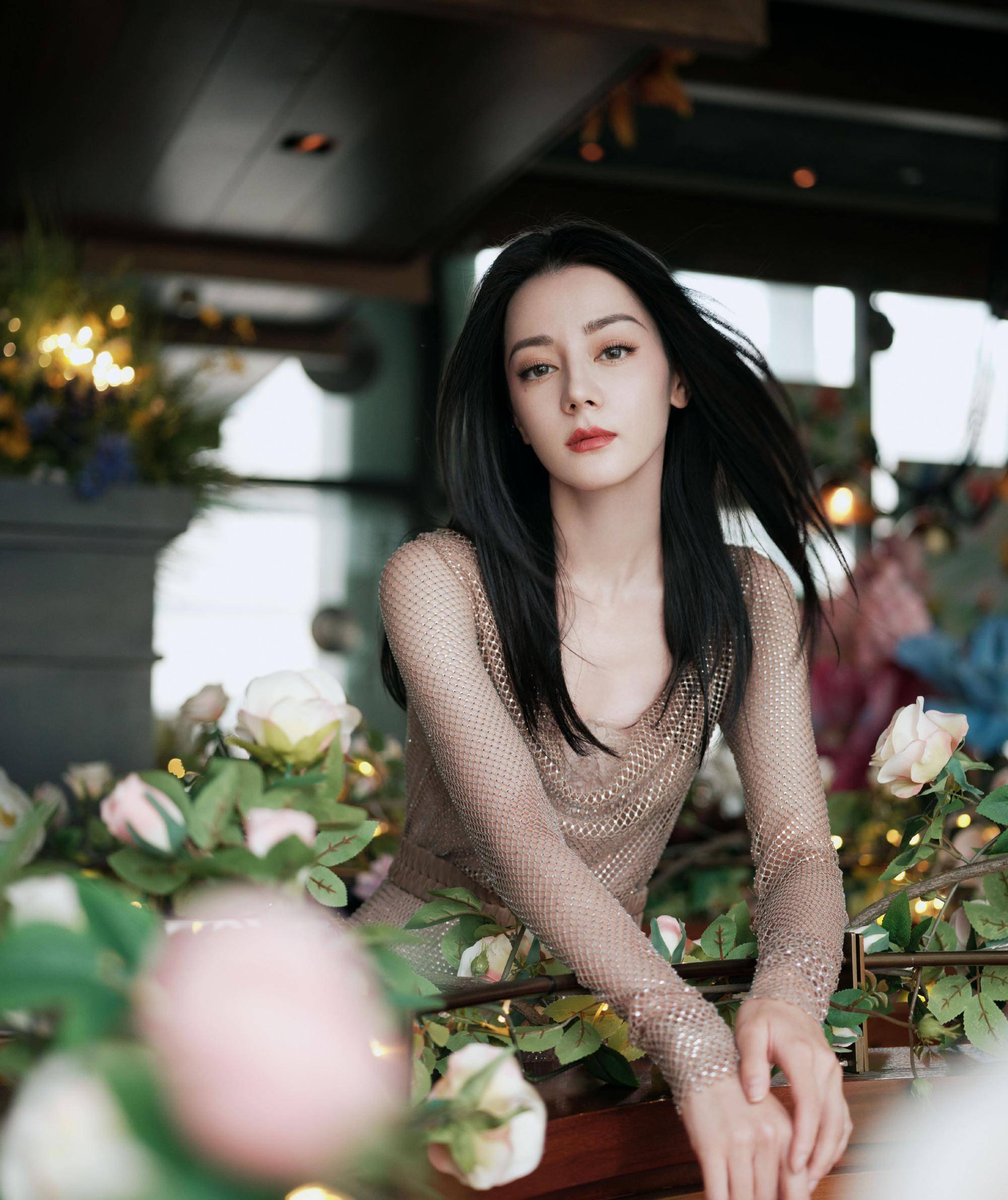 今天的迪丽热巴身穿满满水晶钻的连衣裙,优雅又美丽_钻石_漂亮_时尚